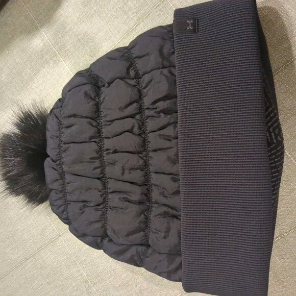Under Armour Ladies Storm Windproof Black Pom Beanie Hat - Picture 1 of 4